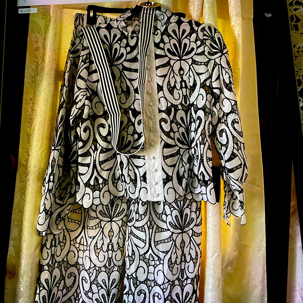Lace suit Black and white